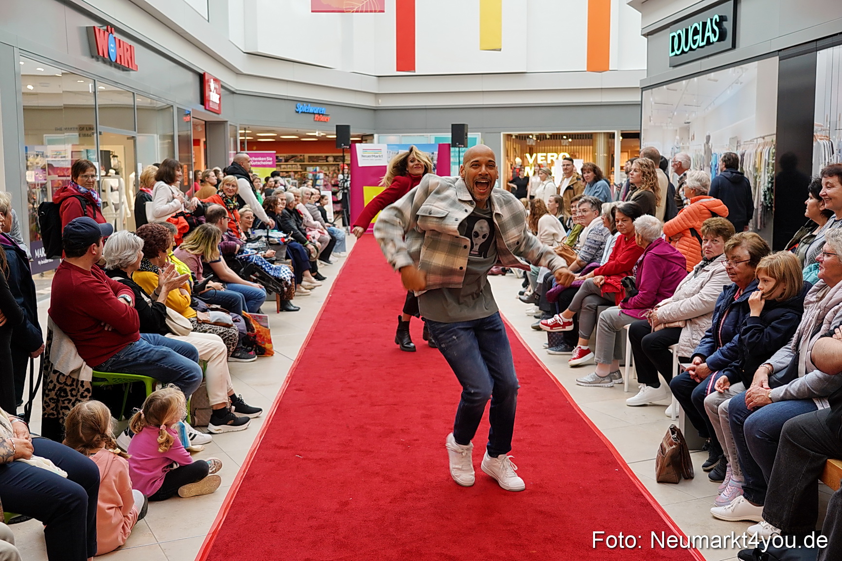 Herbstmodenschau NeuerMarkt 2024 0127