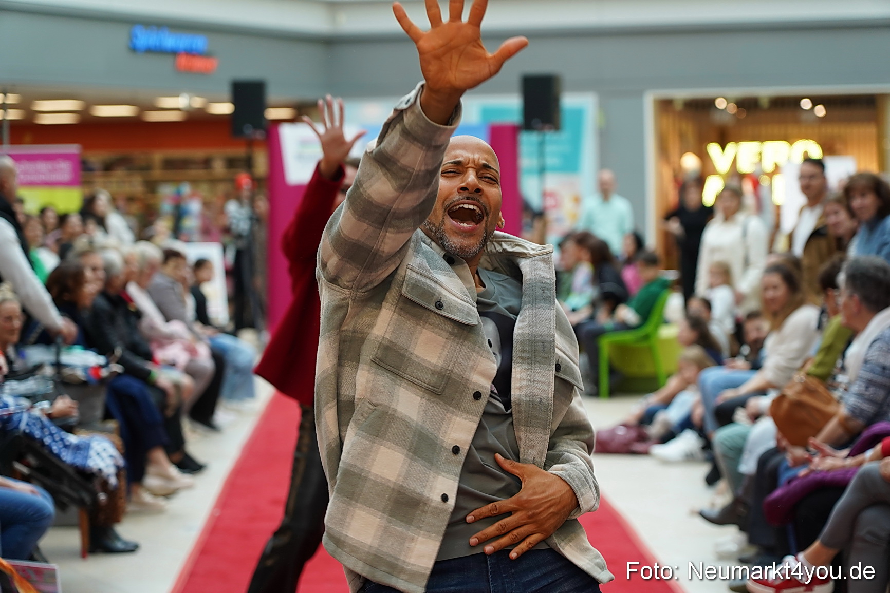 Herbstmodenschau NeuerMarkt 2024 0128