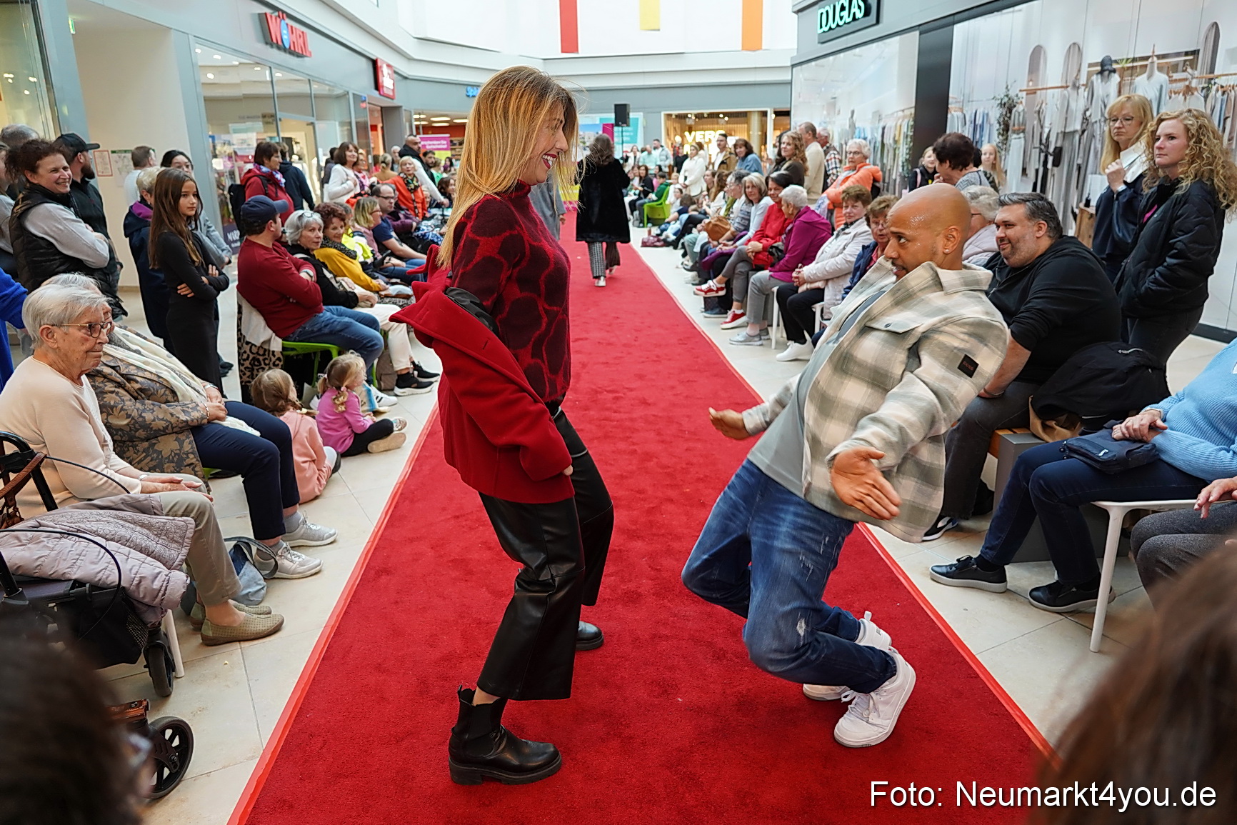 Herbstmodenschau NeuerMarkt 2024 0130