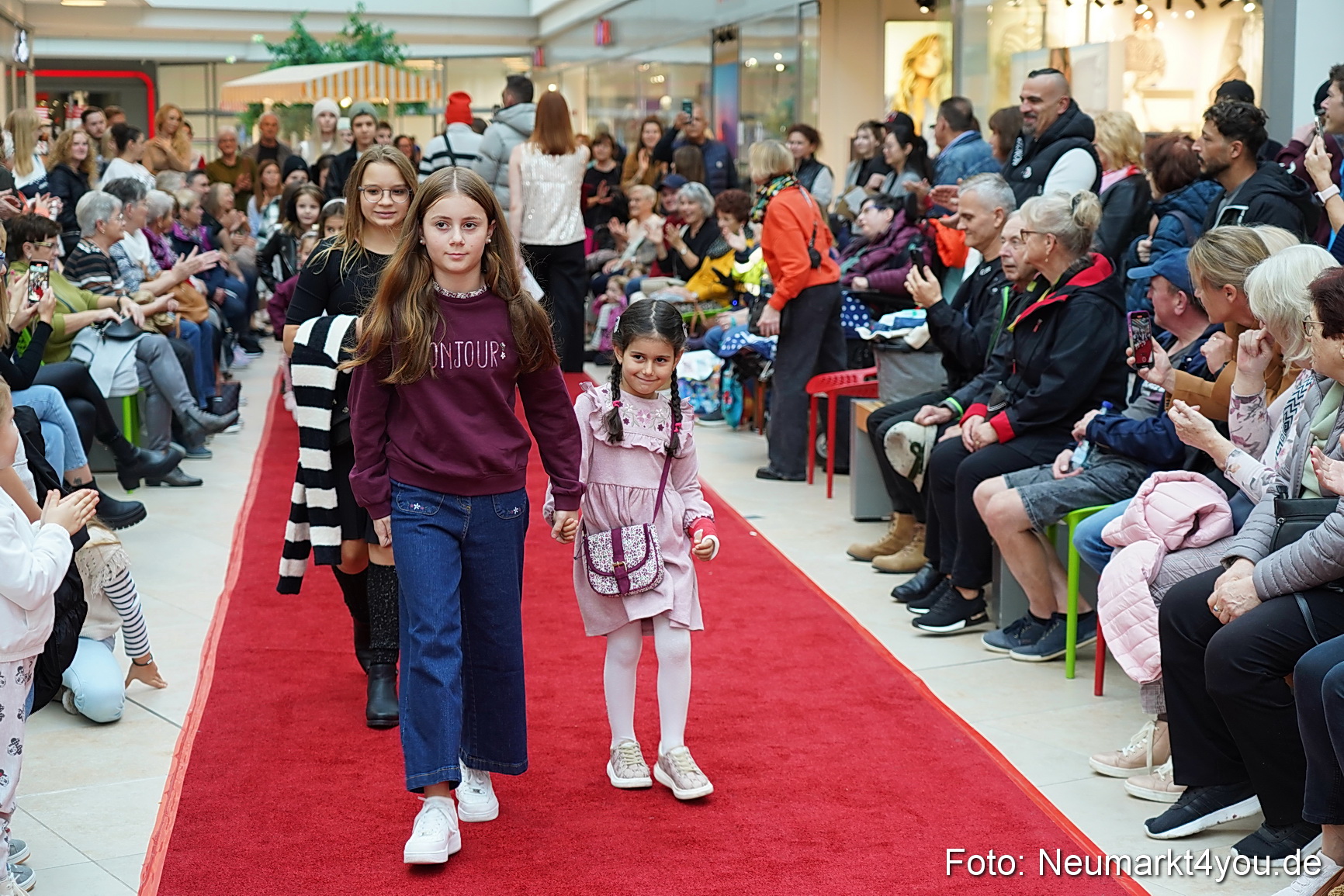 Herbstmodenschau NeuerMarkt 2024 0132