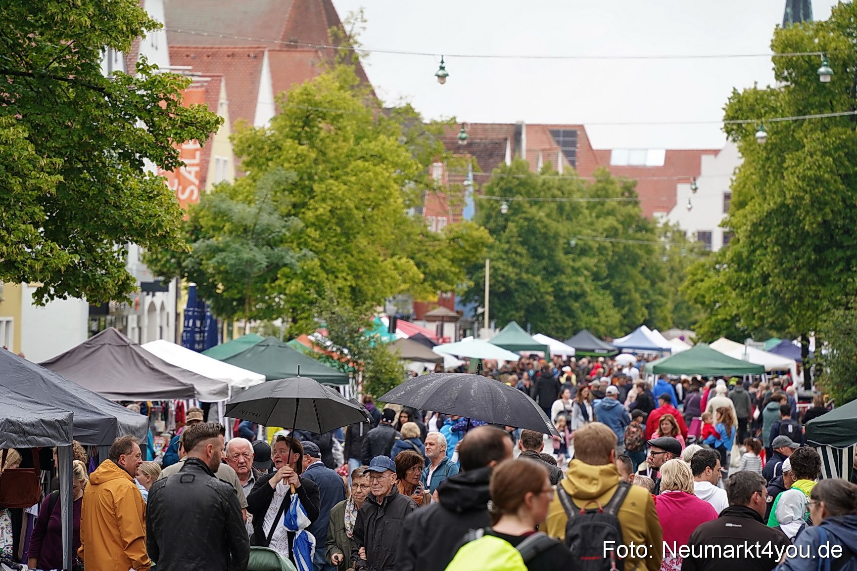 Altstadtflohmarkt Neumarkt 2025 0004