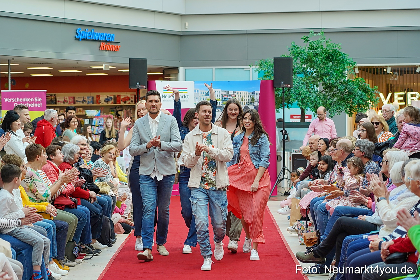 Modenschau NeuerMarkt Fruehling 2025 0002