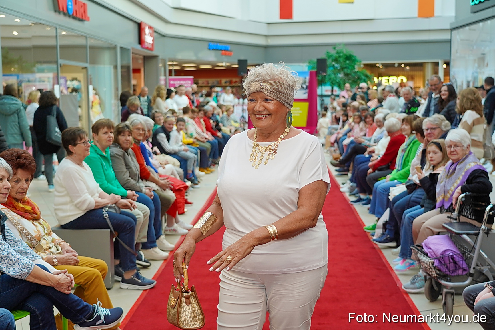 Modenschau NeuerMarkt Fruehling 2025 0008