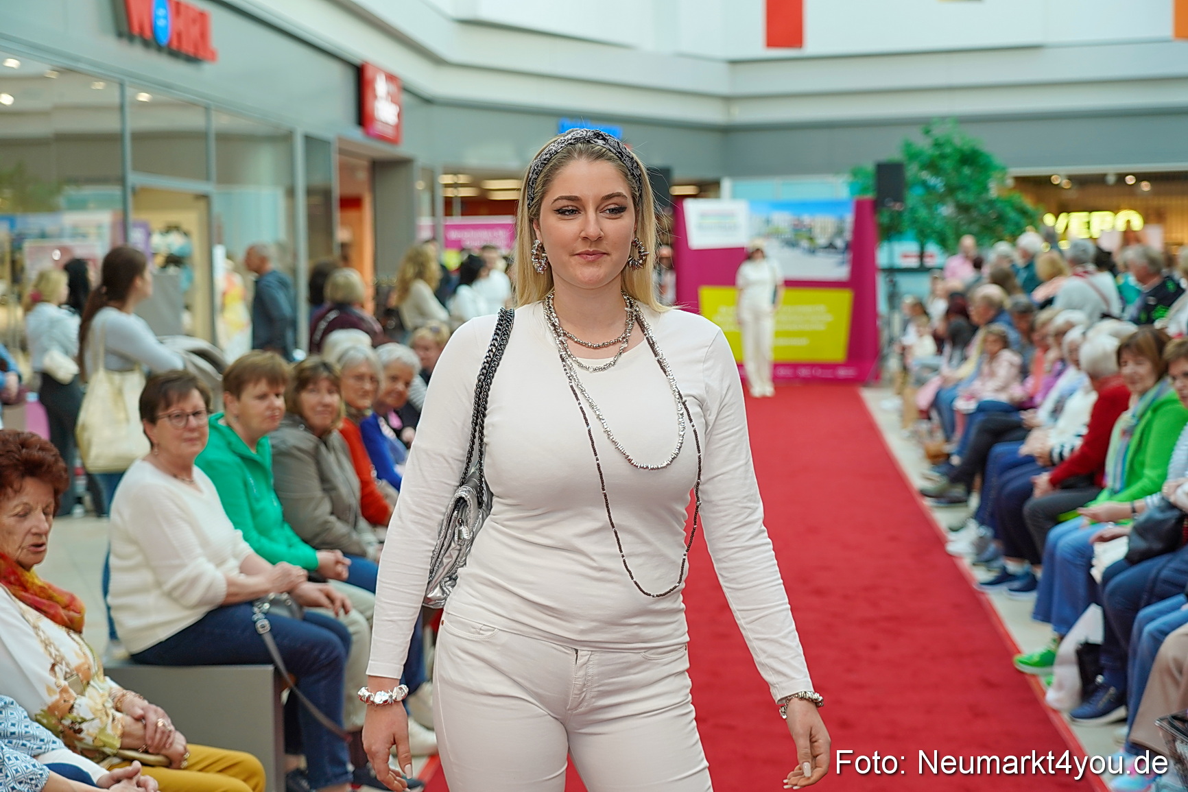 Modenschau NeuerMarkt Fruehling 2025 0009