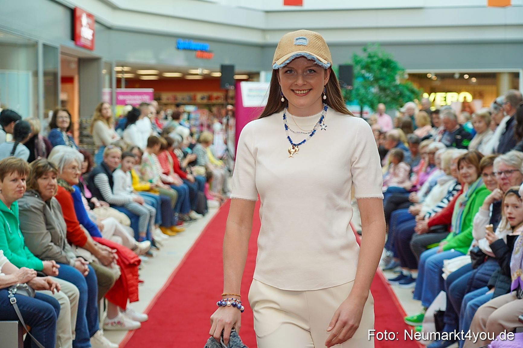 Modenschau NeuerMarkt Fruehling 2025 0010