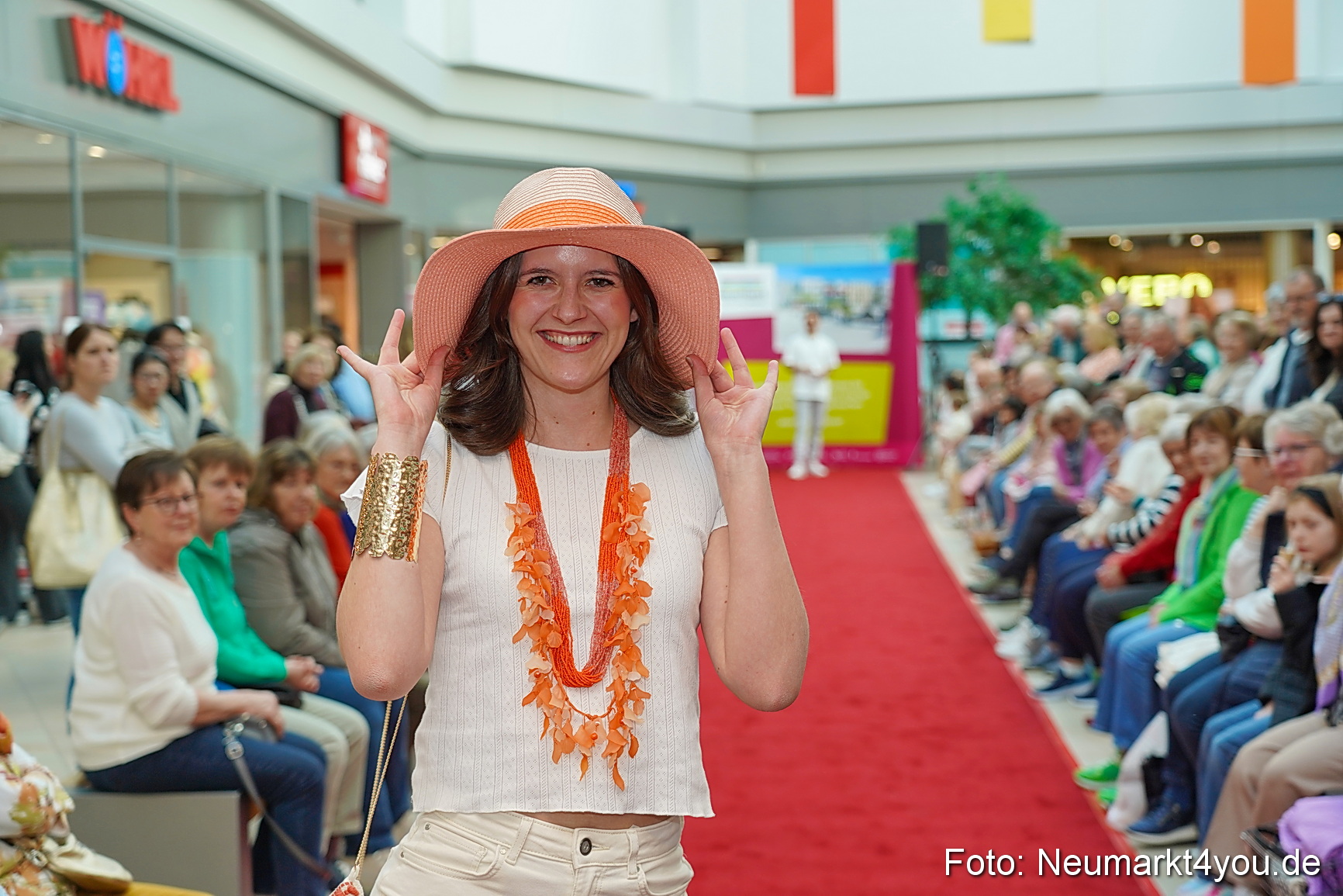 Modenschau NeuerMarkt Fruehling 2025 0011