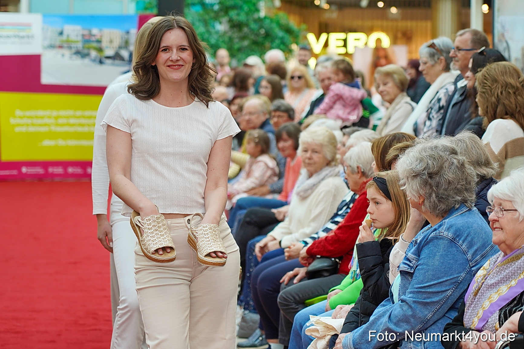 Modenschau NeuerMarkt Fruehling 2025 0015