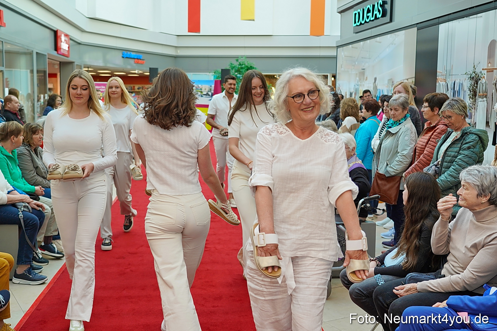 Modenschau NeuerMarkt Fruehling 2025 0016