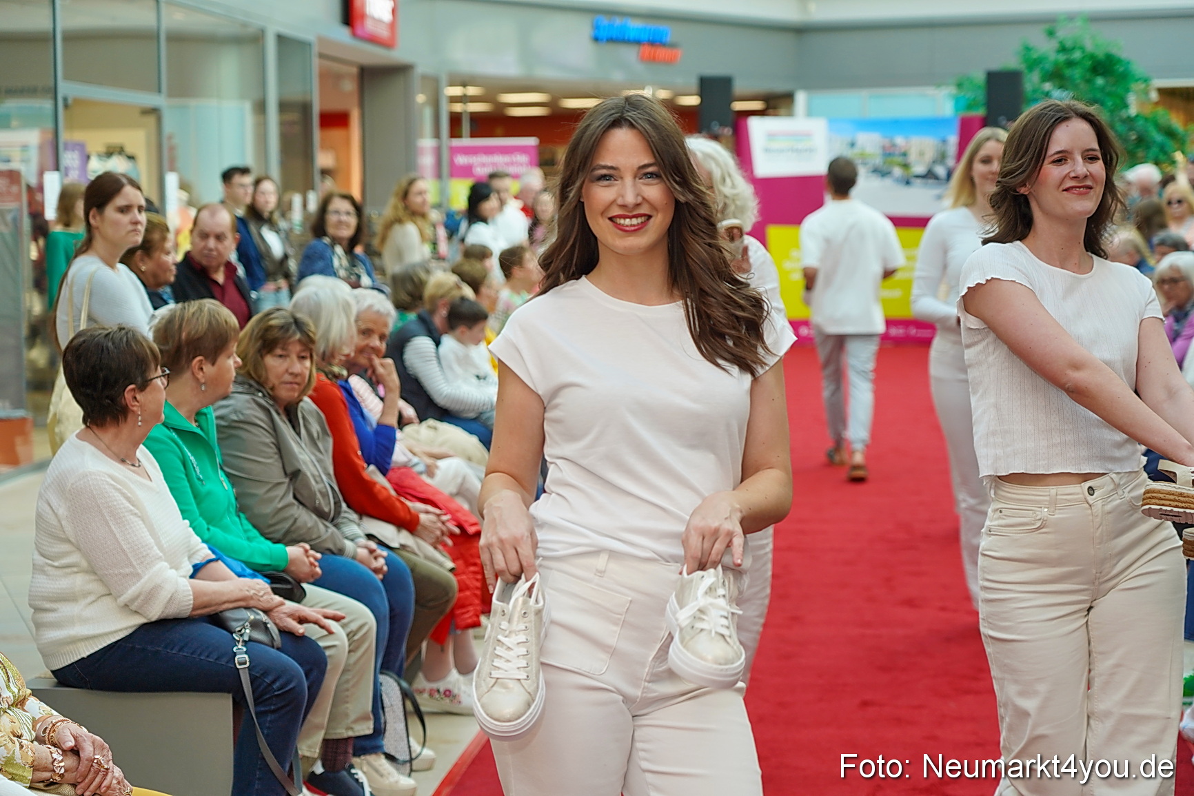 Modenschau NeuerMarkt Fruehling 2025 0017