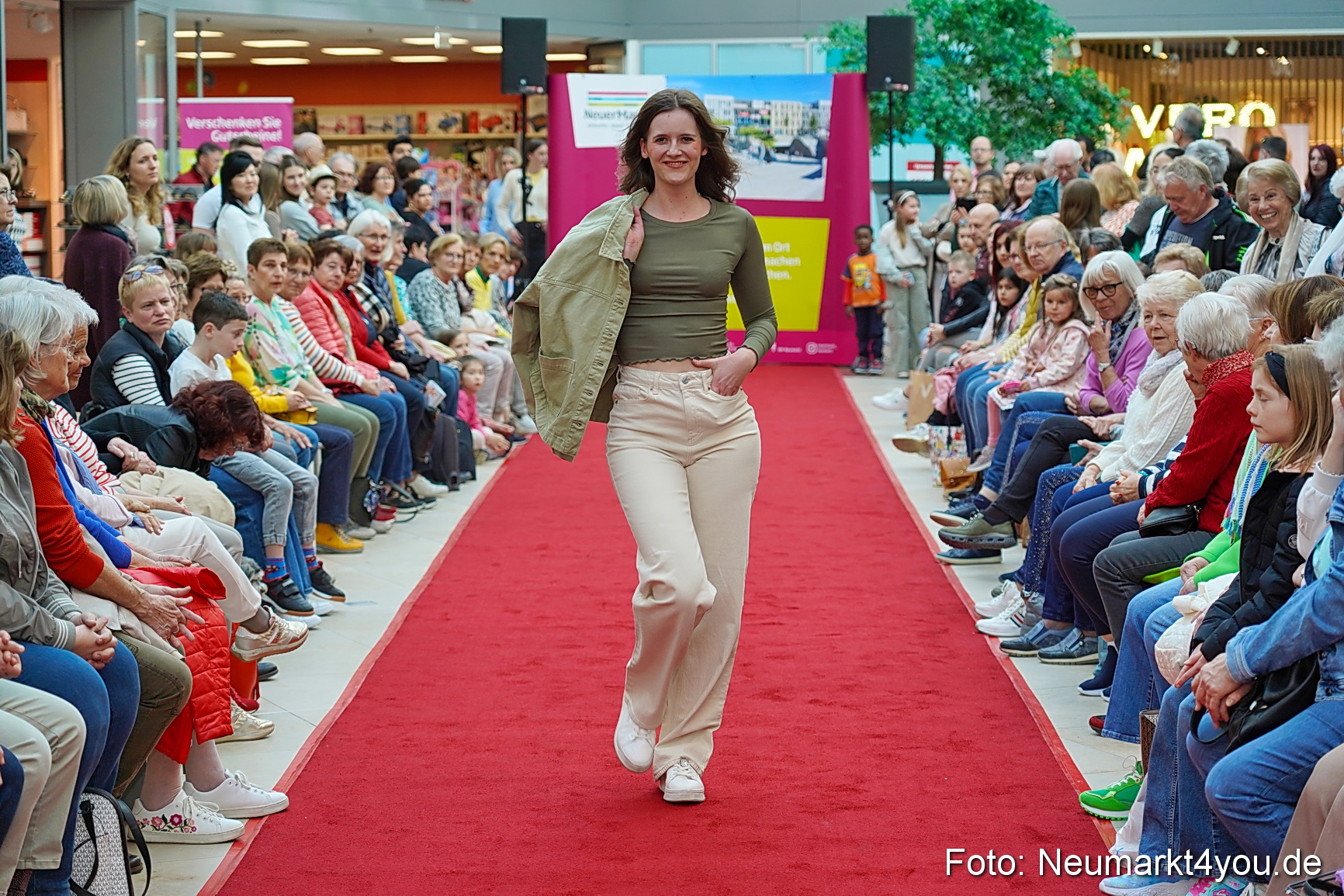 Modenschau NeuerMarkt Fruehling 2025 0019