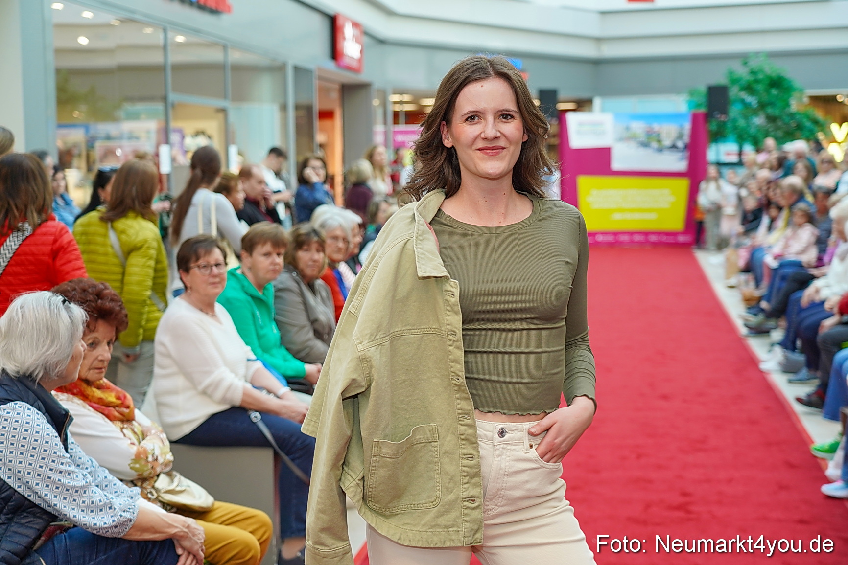 Modenschau NeuerMarkt Fruehling 2025 0020