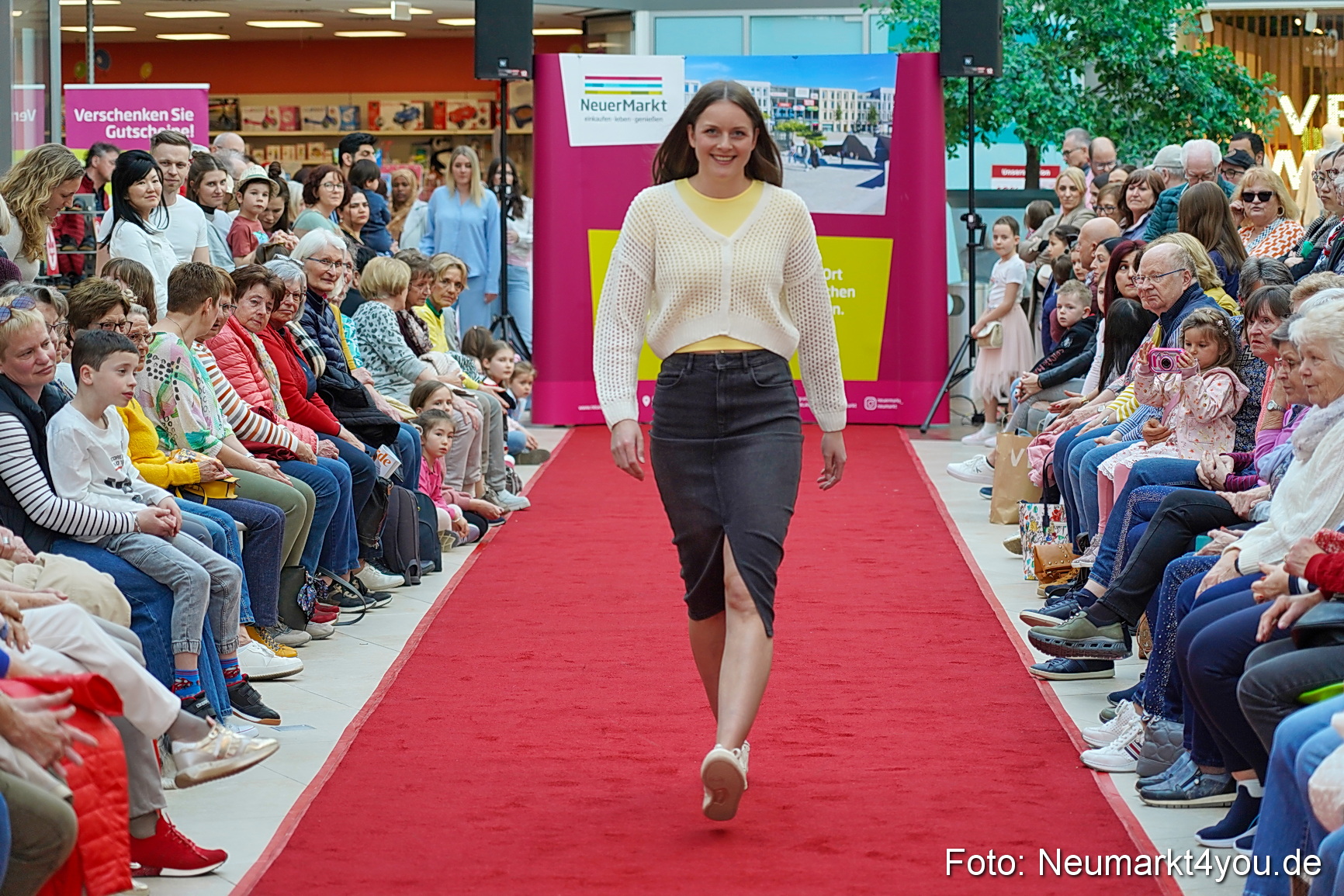 Modenschau NeuerMarkt Fruehling 2025 0021