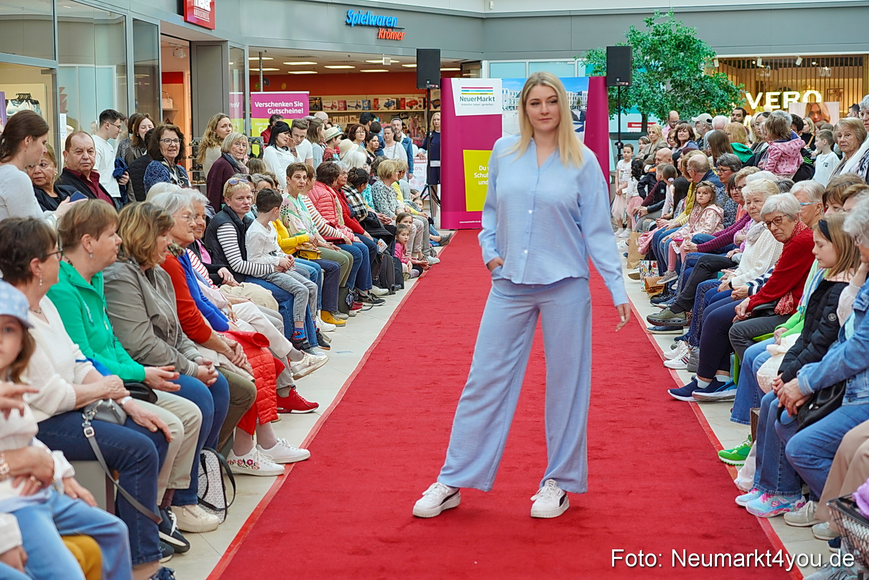 Modenschau NeuerMarkt Fruehling 2025 0024