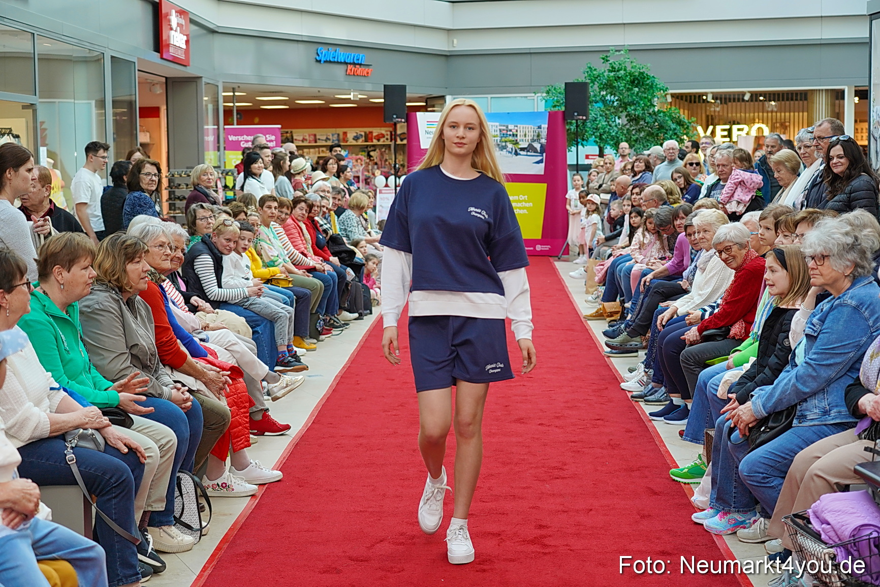 Modenschau NeuerMarkt Fruehling 2025 0026