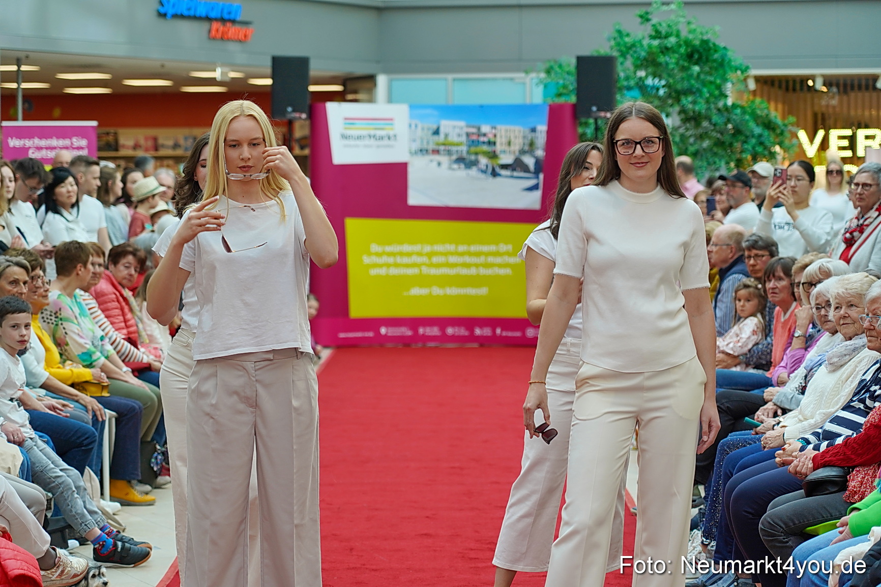 Modenschau NeuerMarkt Fruehling 2025 0030