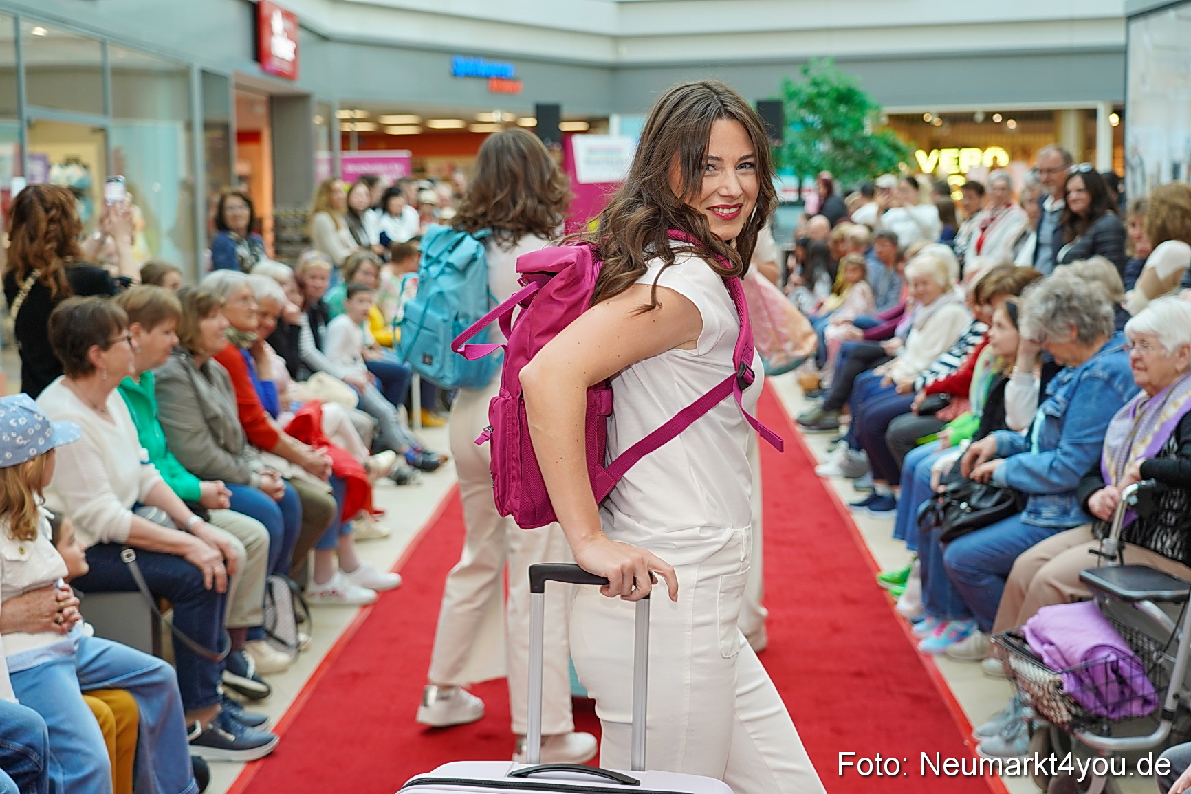 Modenschau NeuerMarkt Fruehling 2025 0044