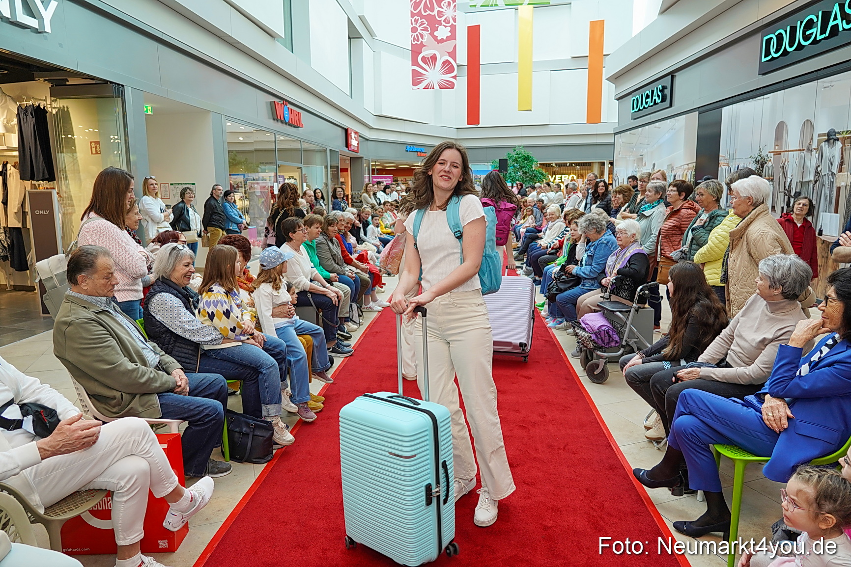 Modenschau NeuerMarkt Fruehling 2025 0046