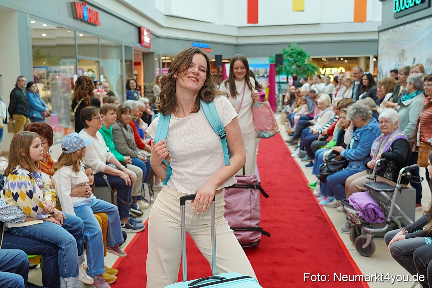 Modenschau NeuerMarkt Fruehling 2025 0047