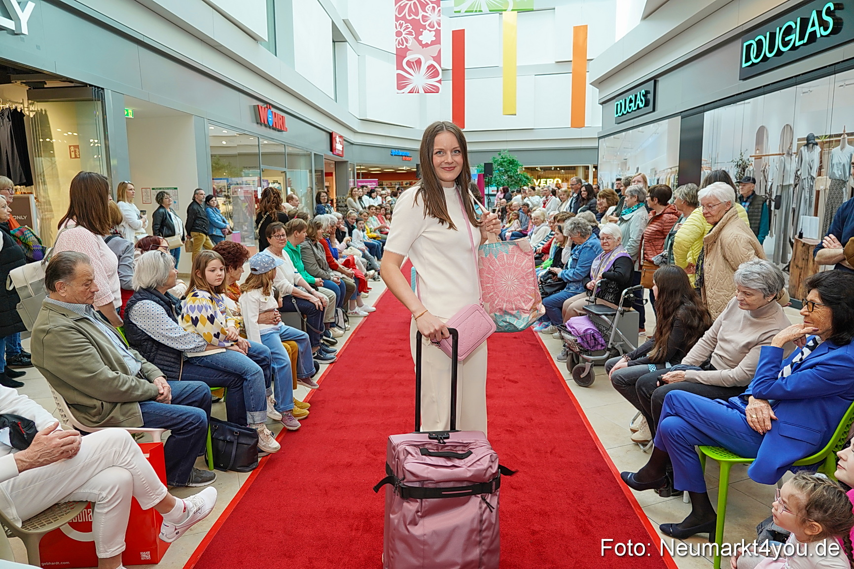 Modenschau NeuerMarkt Fruehling 2025 0048
