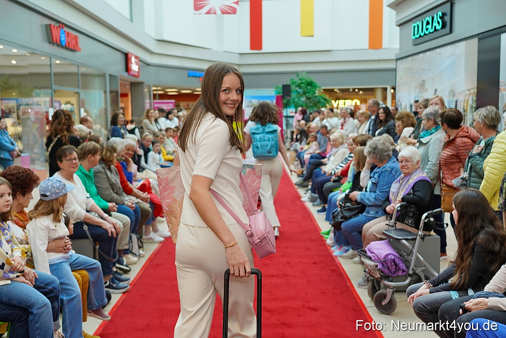 Modenschau NeuerMarkt Fruehling 2025 0049