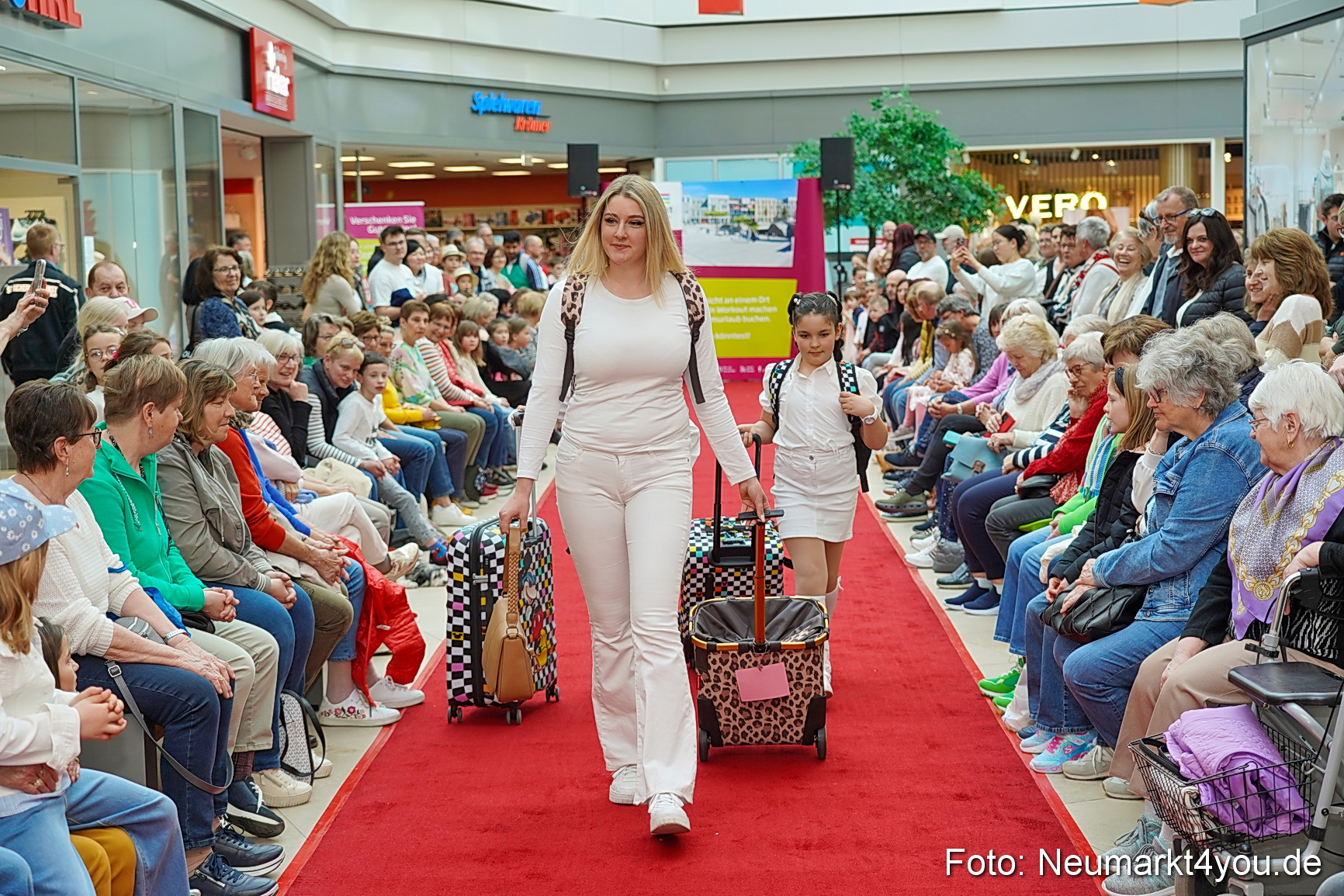 Modenschau NeuerMarkt Fruehling 2025 0051