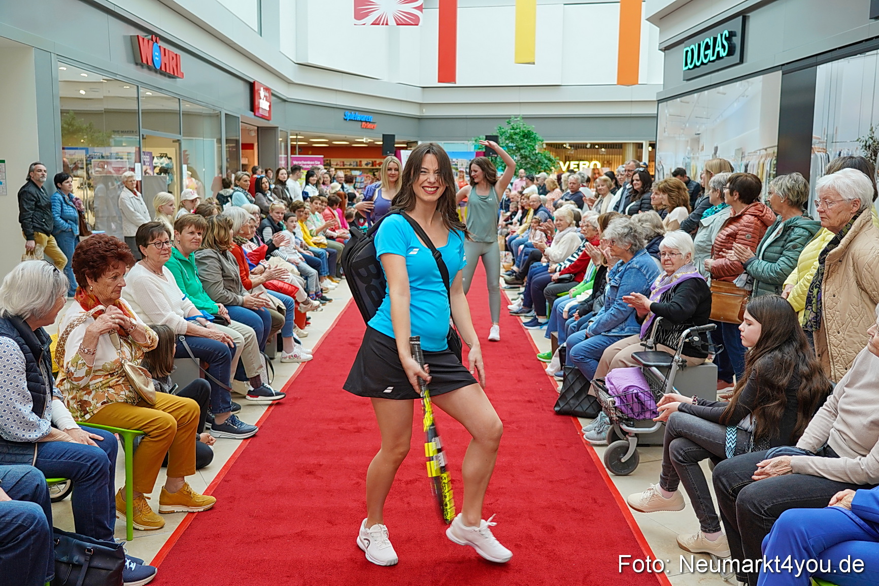 Modenschau NeuerMarkt Fruehling 2025 0064