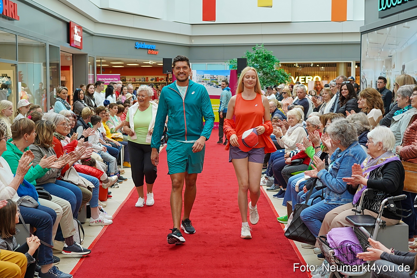 Modenschau NeuerMarkt Fruehling 2025 0067