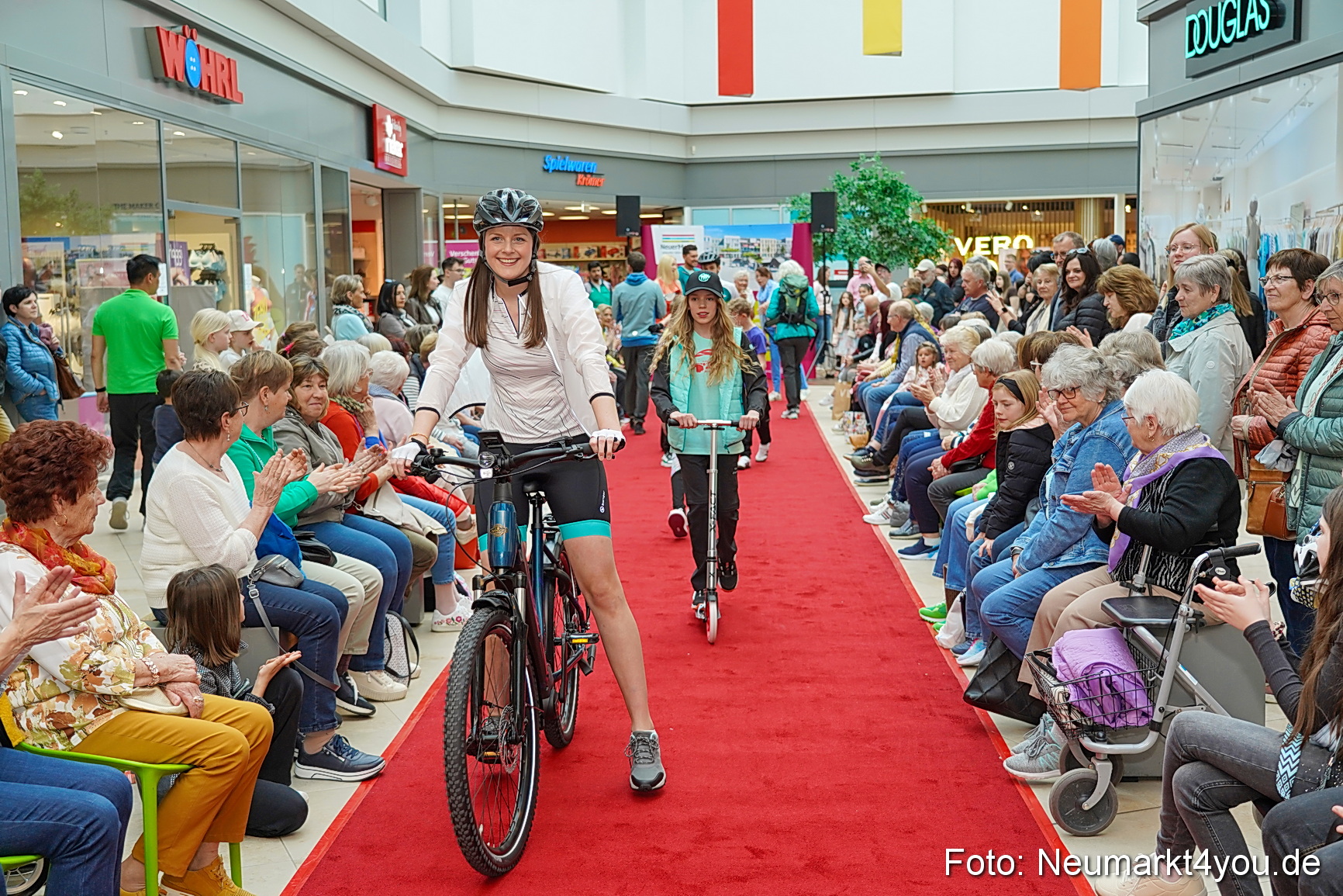 Modenschau NeuerMarkt Fruehling 2025 0069