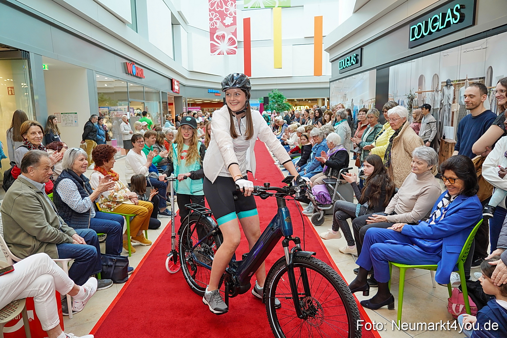 Modenschau NeuerMarkt Fruehling 2025 0070