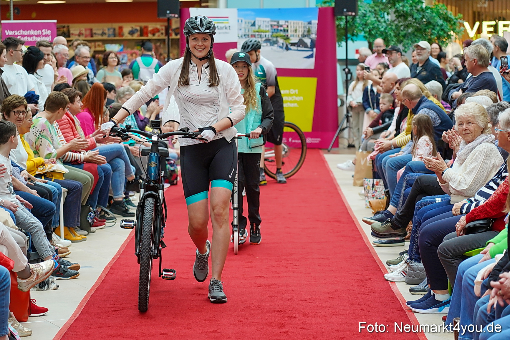 Modenschau NeuerMarkt Fruehling 2025 0072