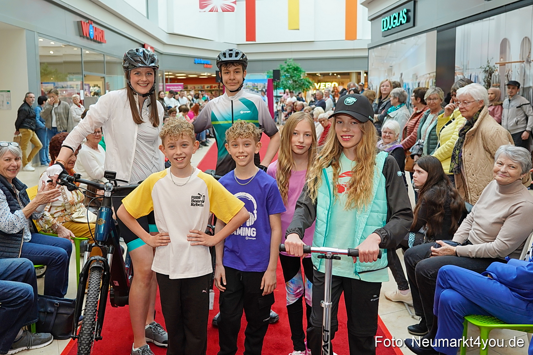 Modenschau NeuerMarkt Fruehling 2025 0073