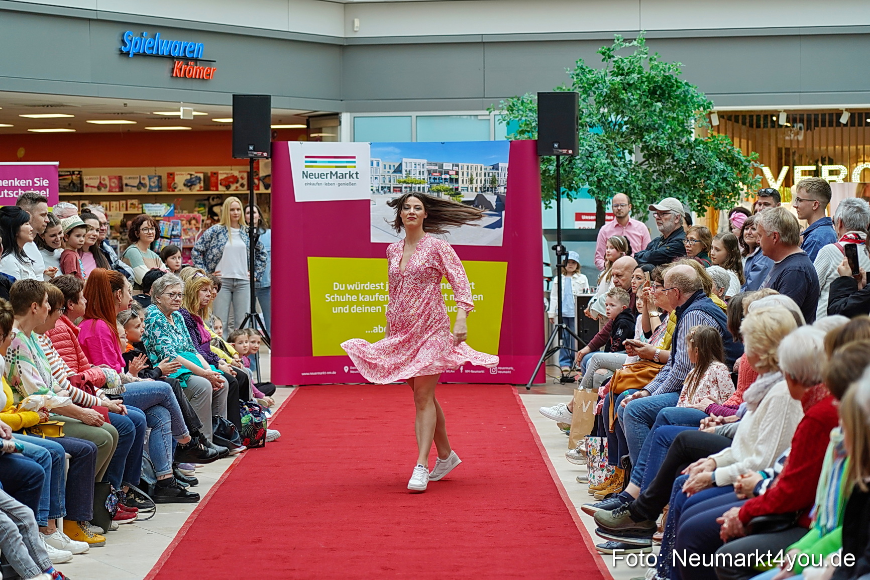 Modenschau NeuerMarkt Fruehling 2025 0074