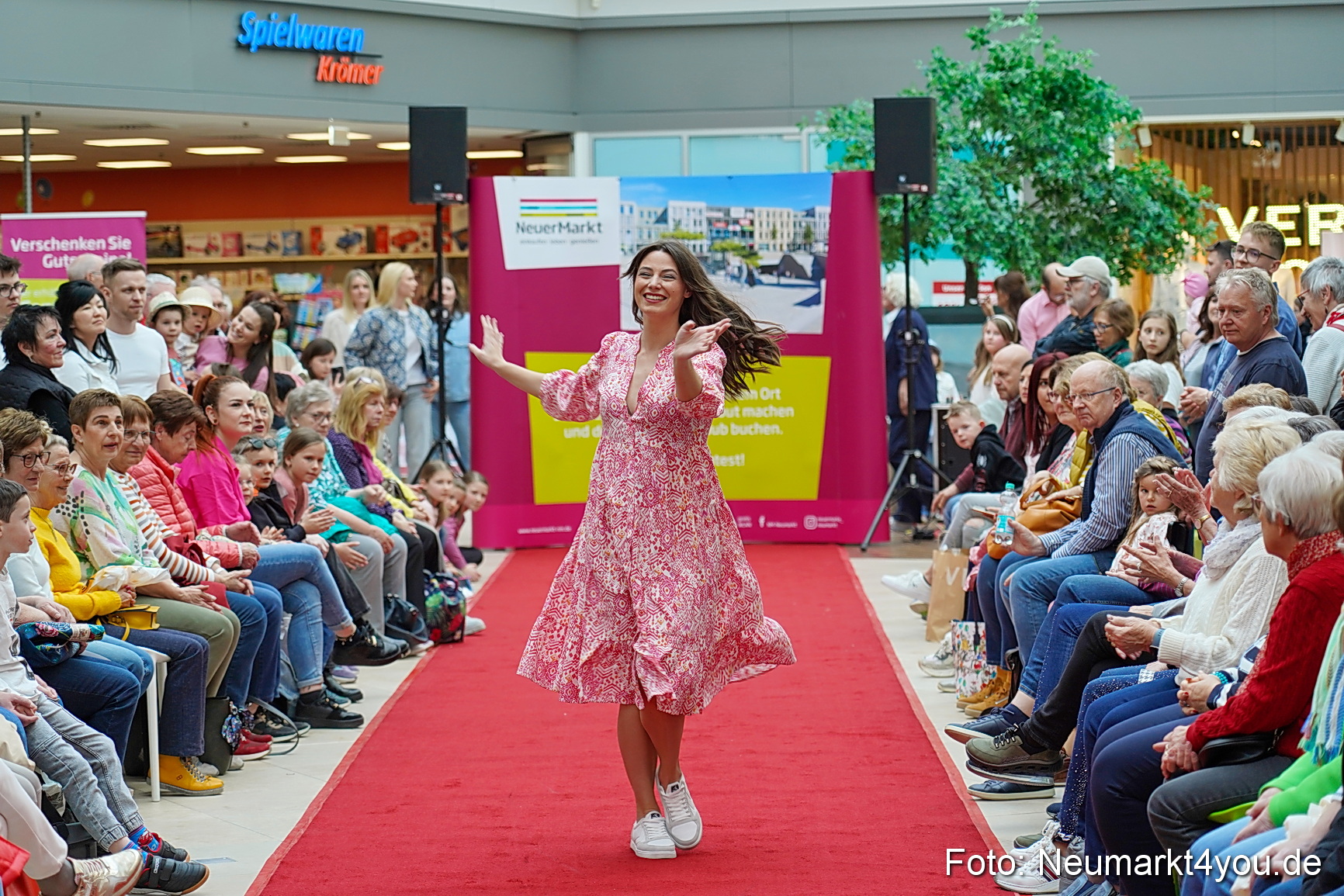 Modenschau NeuerMarkt Fruehling 2025 0075