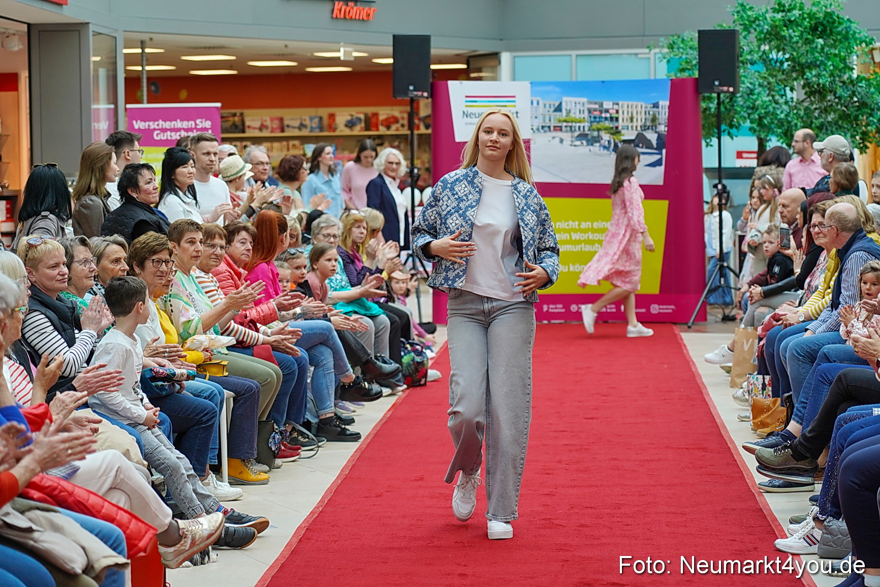 Modenschau NeuerMarkt Fruehling 2025 0076