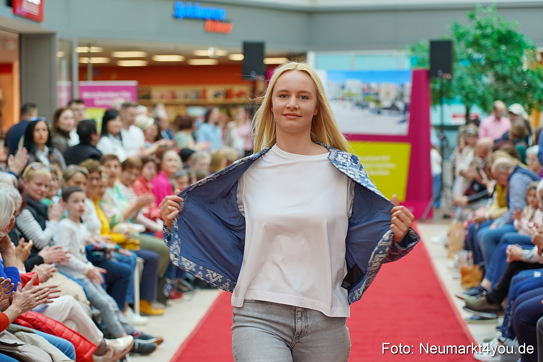 Modenschau NeuerMarkt Fruehling 2025 0077