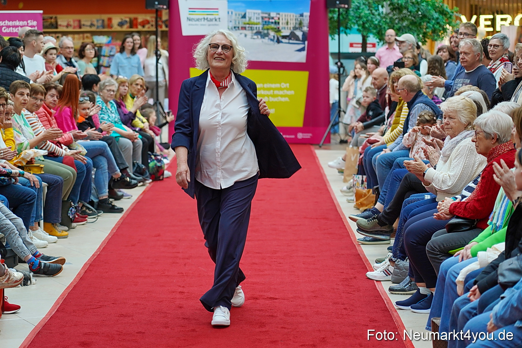 Modenschau NeuerMarkt Fruehling 2025 0078