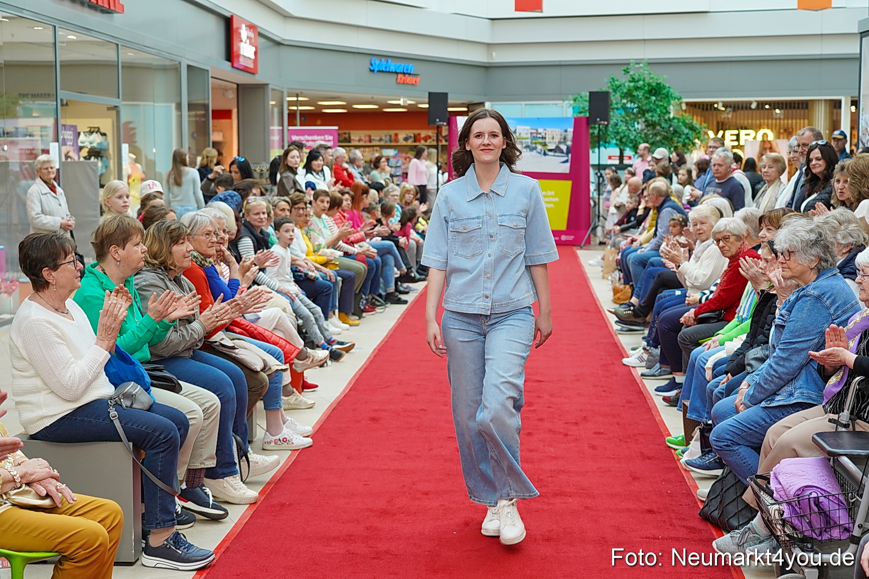 Modenschau NeuerMarkt Fruehling 2025 0080