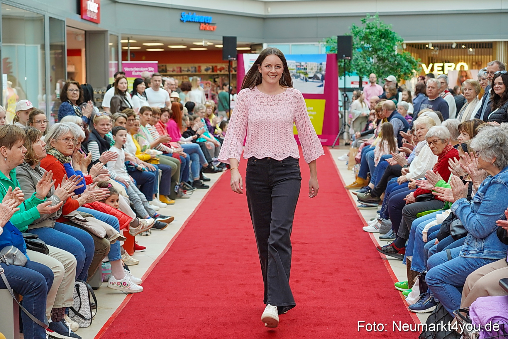 Modenschau NeuerMarkt Fruehling 2025 0082