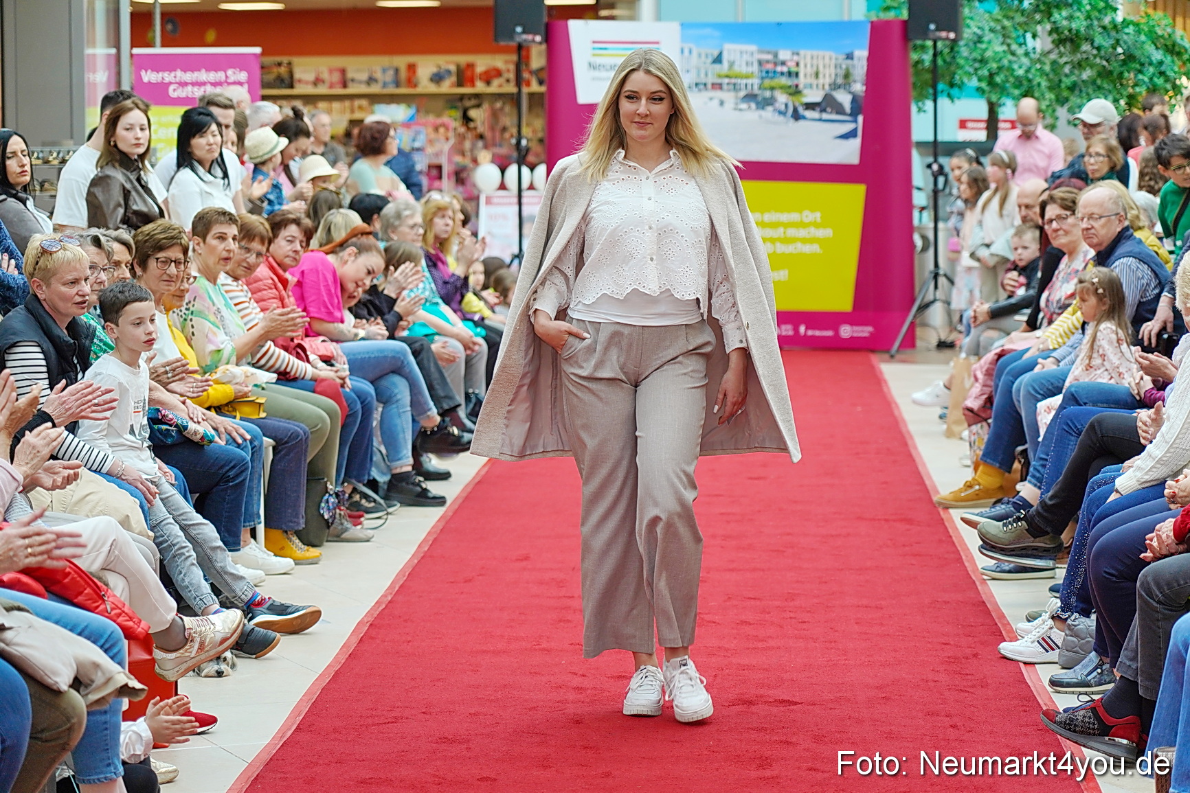 Modenschau NeuerMarkt Fruehling 2025 0084