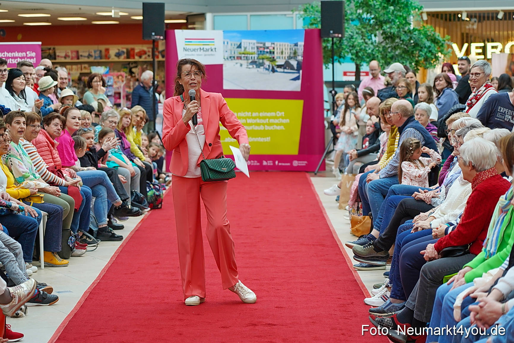 Modenschau NeuerMarkt Fruehling 2025 0086