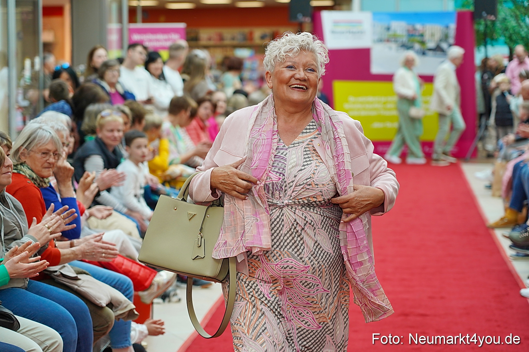 Modenschau NeuerMarkt Fruehling 2025 0090