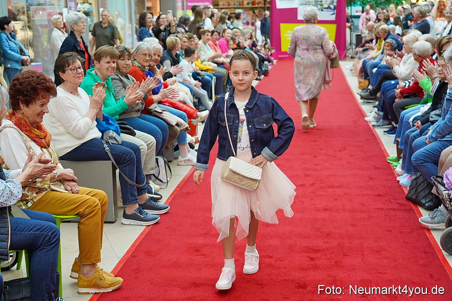 Modenschau NeuerMarkt Fruehling 2025 0091