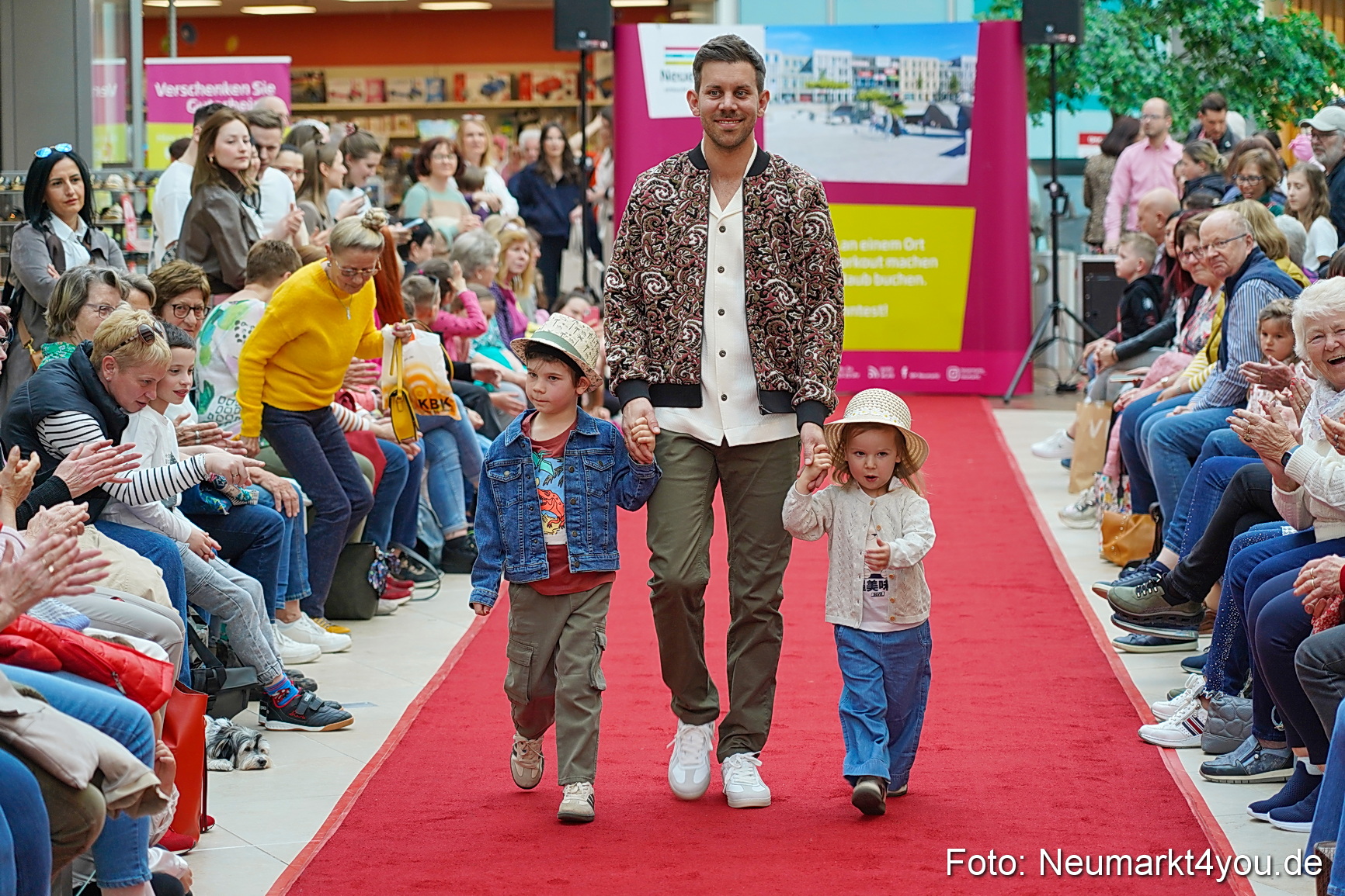 Modenschau NeuerMarkt Fruehling 2025 0092