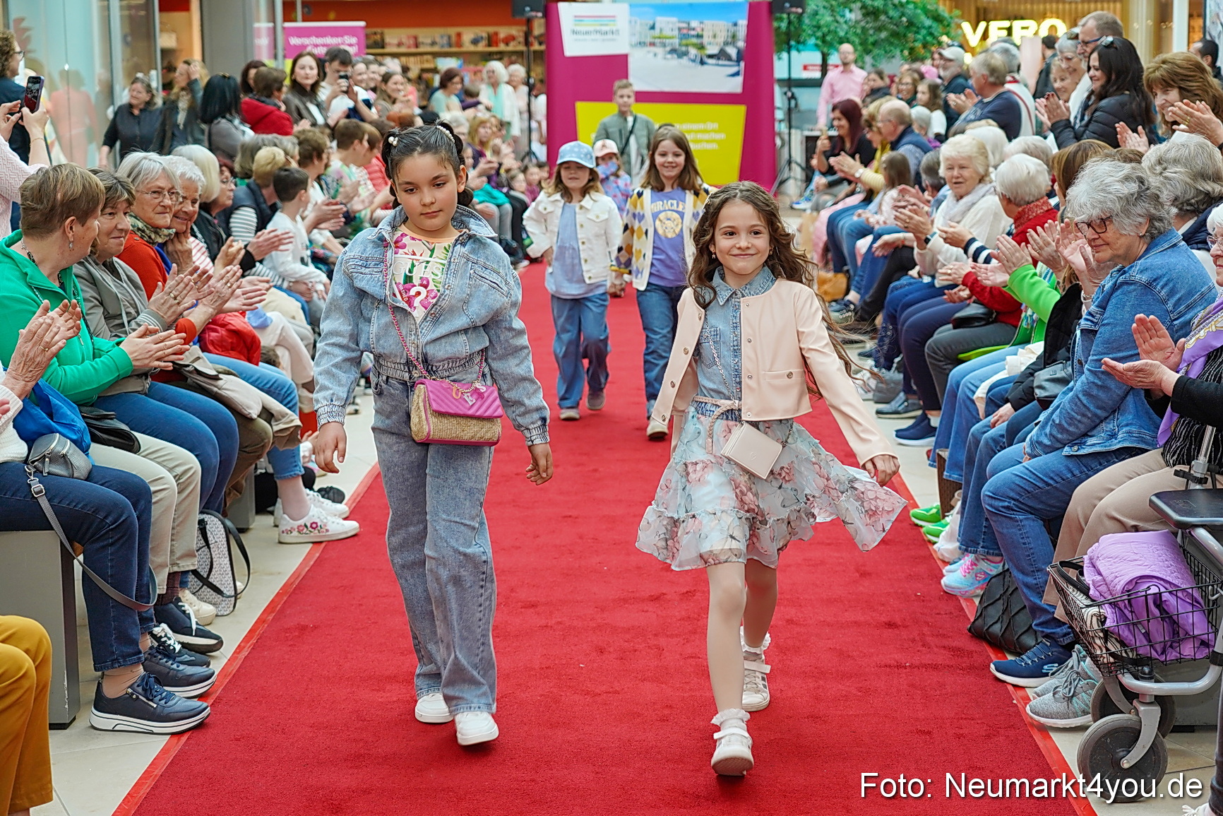 Modenschau NeuerMarkt Fruehling 2025 0099