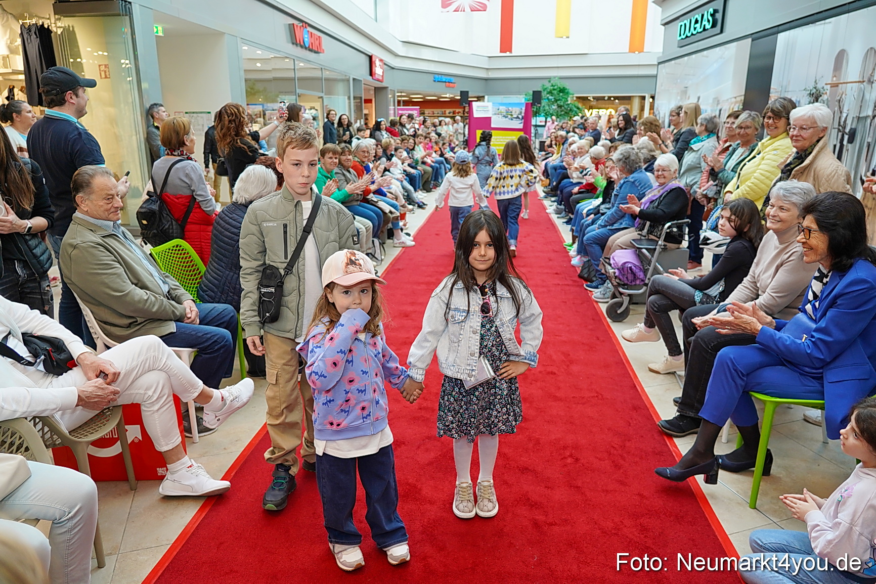 Modenschau NeuerMarkt Fruehling 2025 0100