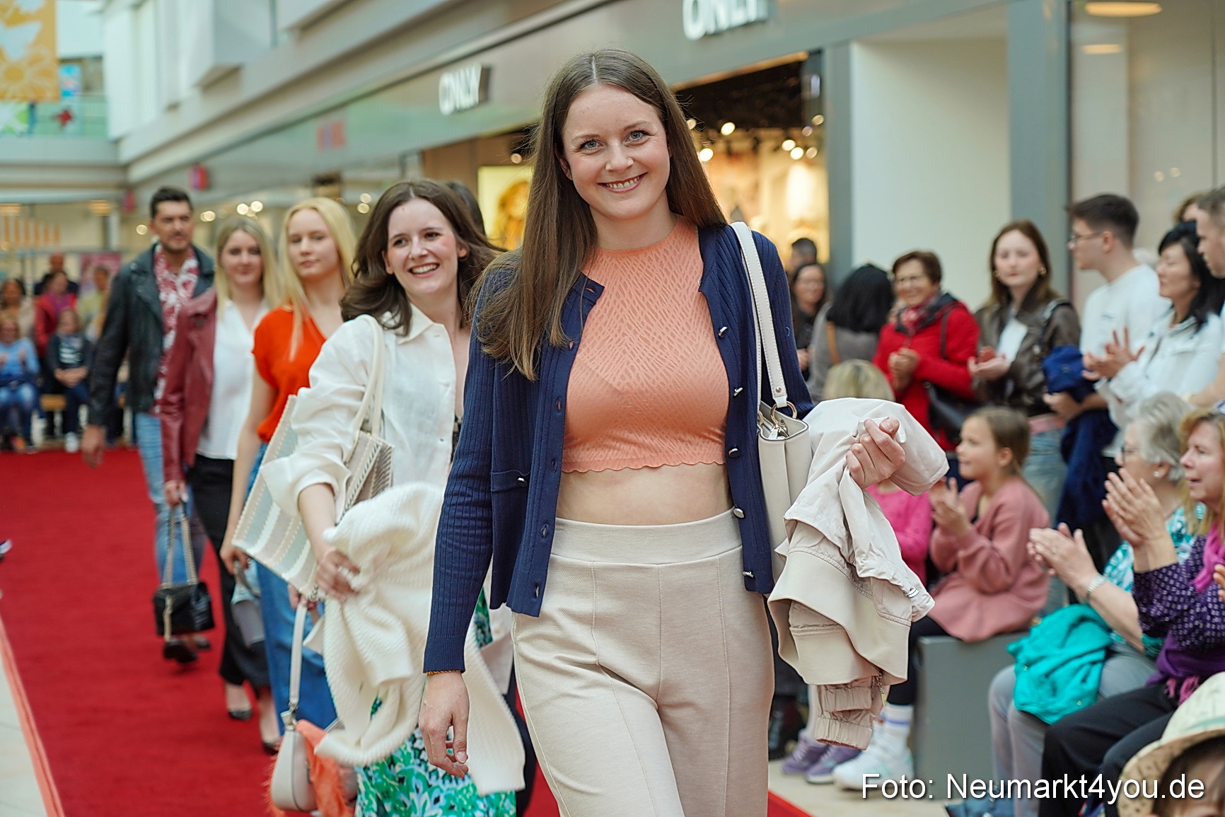 Modenschau NeuerMarkt Fruehling 2025 0101