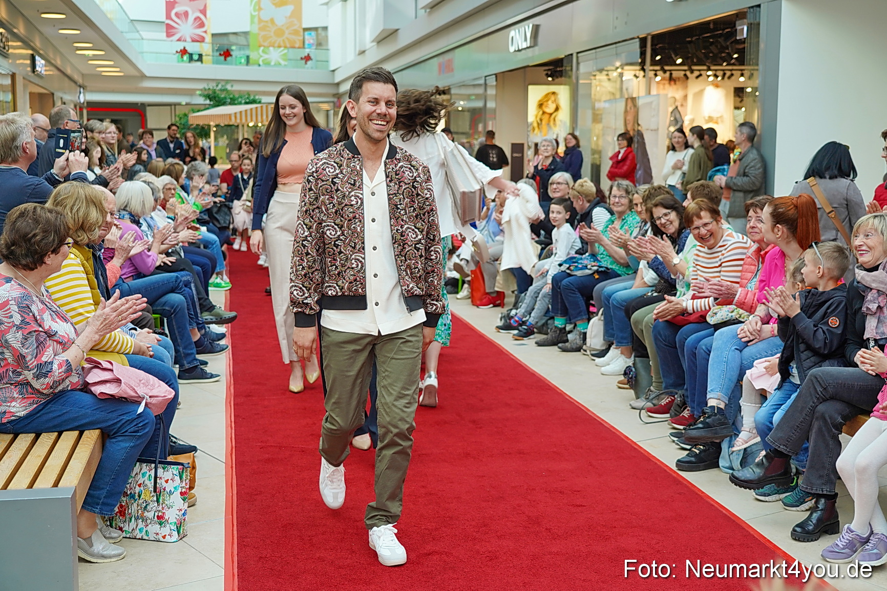Modenschau NeuerMarkt Fruehling 2025 0102