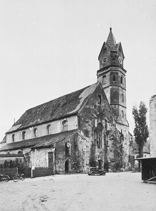 1Hofkirche vom Residenzplatz 1946