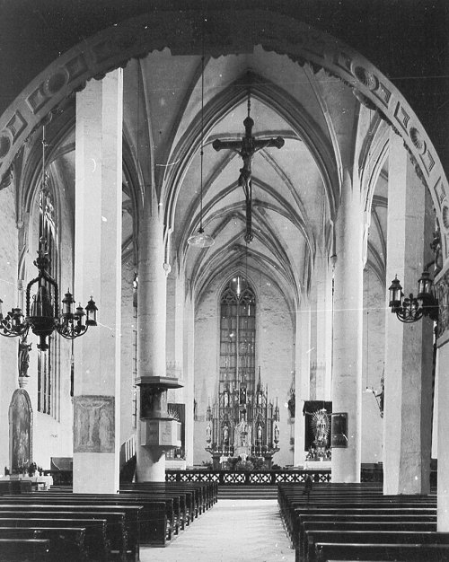 1Innenaufnahme der Pfarrkiche 1946