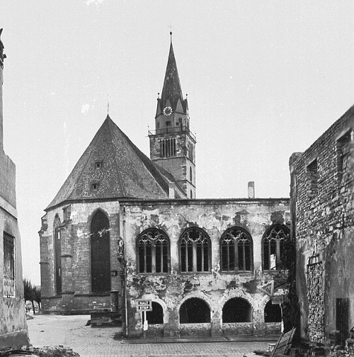 1Neumarkter Rathaus von der Klostergasse gesehen 1946